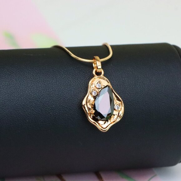 "Chic Black Teardrop Pendant in Gold Frame, XPPT1735 - Picture 3 of 13